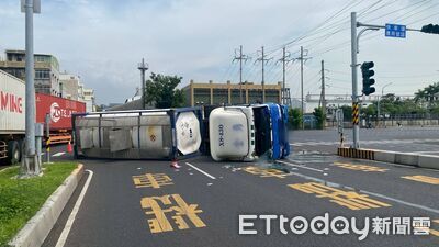 快訊/高雄化學槽車轉彎翻覆橫躺馬路 路人憂洩漏嚇壞