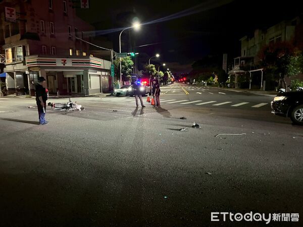 ▲▼台版「豆豆先生」車行老闆過馬婦遭騎士撞飛！　倒臥血泊傷重亡。（圖／記者許權毅翻攝）