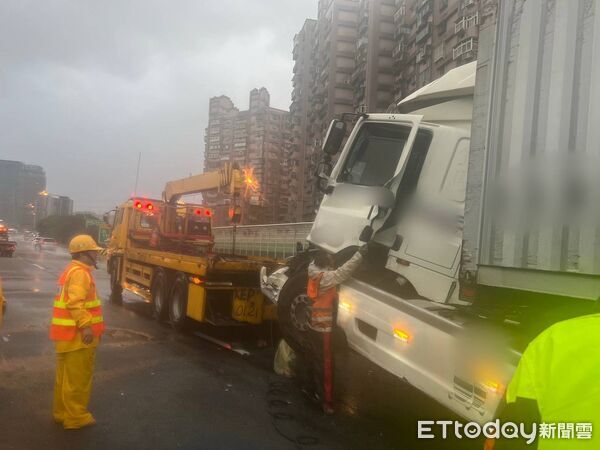 ▲▼             國1汐止段嚴重車禍，1人遭多車輾過死亡。（圖／記者張君豪翻攝，下同）