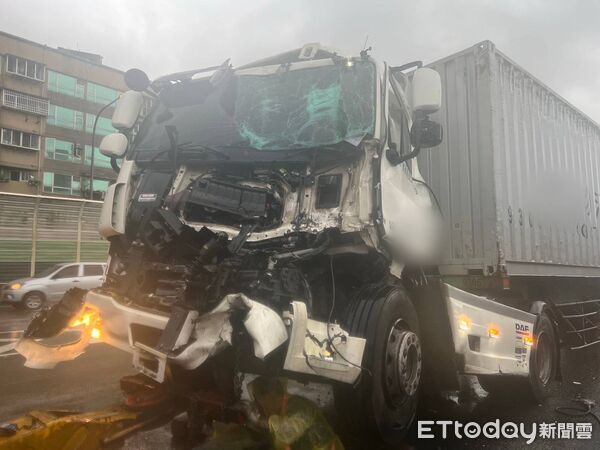 ▲▼             國1汐止段嚴重車禍，1人遭多車輾過死亡。（圖／記者張君豪翻攝，下同）