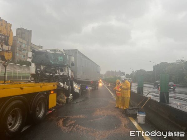 ▲▼             國1汐止段嚴重車禍，1人遭多車輾過死亡。（圖／記者張君豪翻攝，下同）