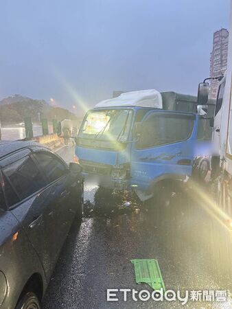 ▲▼             國1汐止段嚴重車禍，1人遭多車輾過死亡。（圖／記者張君豪翻攝，下同）