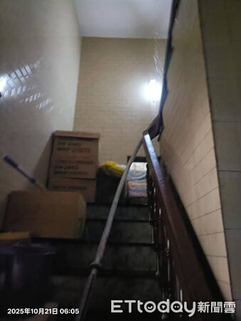 ▲台南南區灣裡一處透天厝清晨起火，3樓神明廳燒成焦黑，屋主驚逃露台逃生。（記者林東良翻攝，下同）