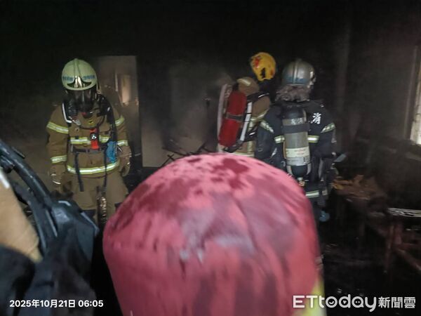 ▲台南南區灣裡一處透天厝清晨起火，3樓神明廳燒成焦黑，屋主驚逃露台逃生。（記者林東良翻攝，下同）