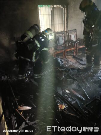 ▲台南南區灣裡一處透天厝清晨起火，3樓神明廳燒成焦黑，屋主驚逃露台逃生。（記者林東良翻攝，下同）