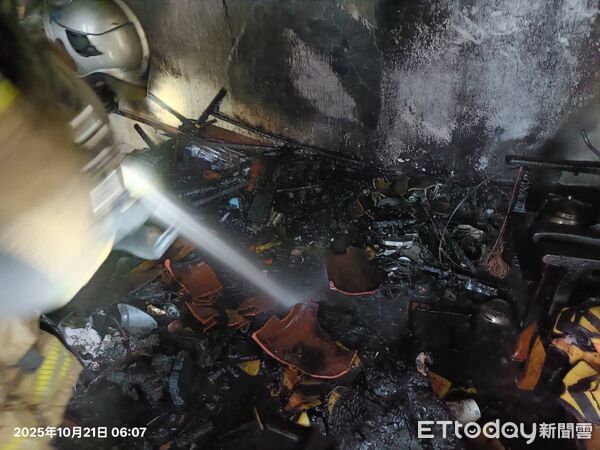 ▲台南南區灣裡一處透天厝清晨起火，3樓神明廳燒成焦黑，屋主驚逃露台逃生。（記者林東良翻攝，下同）