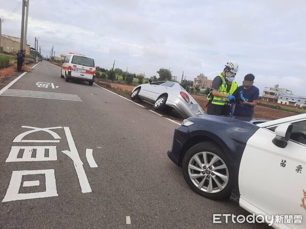 ▲強烈東北季風發威，苗栗多處路樹倒坍影響交通，相關單位全力搶通；苑裡一男子開車精神不濟，轎車掉落水溝。（圖／記者楊永盛翻攝）