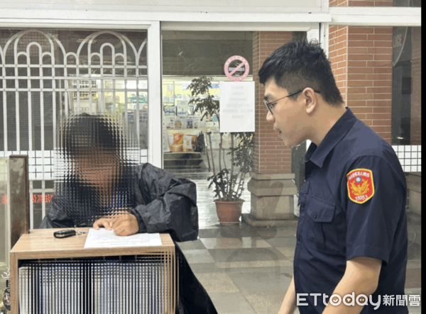 ▲龍泉派出所警員丁偉哲找到失主。（圖／記者陳崑福翻攝）
