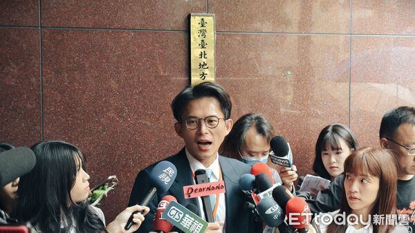 ▲黃國昌怒斥《鏡週刊》作假新聞，「拿不出證據就道歉」。（圖／記者黃哲民攝）