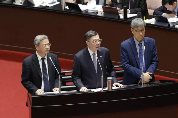 ▲經濟部長龔明鑫(左起)、行政院長卓榮泰、農業部長陳駿季21日在立法院備詢。（圖／記者湯興漢攝）