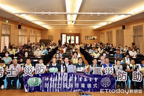 ▲台南市大北門六區於慈濟佳里聯絡處合辦防災士培訓，市長黃偉哲出席勉勵參訓人員。（記者林東良翻攝，下同）