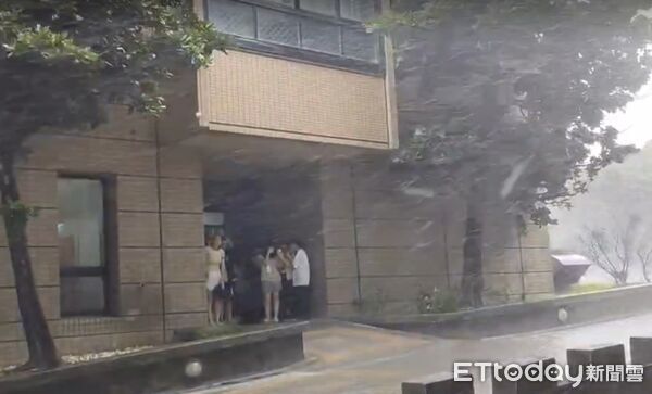 ▲▼文大因颱風與東北季風共伴，導致學生被吹倒，有十餘名學生受傷，更有學生由救護車送醫。（圖／讀者提供）