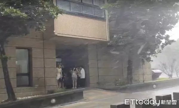 ▲▼文大因颱風與東北季風共伴，導致學生被吹倒，有十餘名學生受傷，更有學生由救護車送醫。（圖／讀者提供）