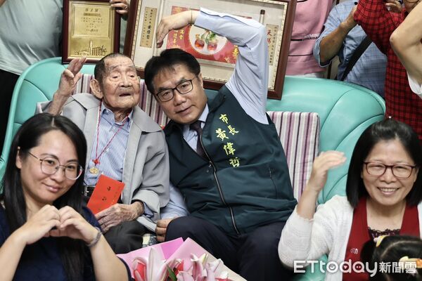 ▲市長黃偉哲重陽前夕前往善化慰訪百歲人瑞梁清傳，親贈敬老禮金與賀匾。（記者林東良翻攝，下同）