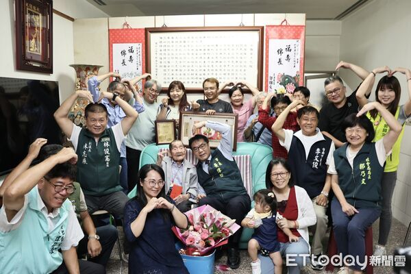 ▲市長黃偉哲重陽前夕前往善化慰訪百歲人瑞梁清傳，親贈敬老禮金與賀匾。（記者林東良翻攝，下同）