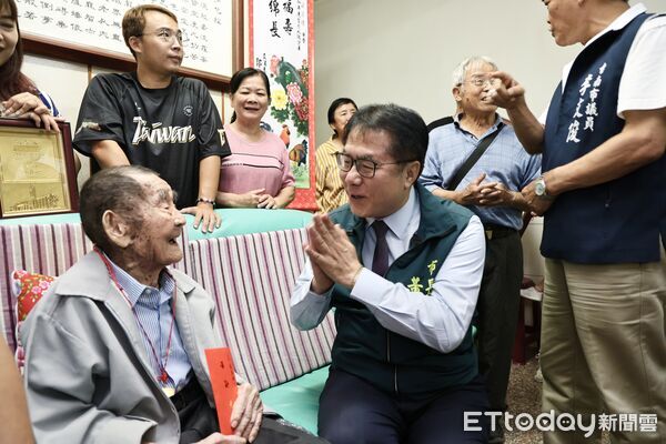 ▲市長黃偉哲重陽前夕前往善化慰訪百歲人瑞梁清傳，親贈敬老禮金與賀匾。（記者林東良翻攝，下同）
