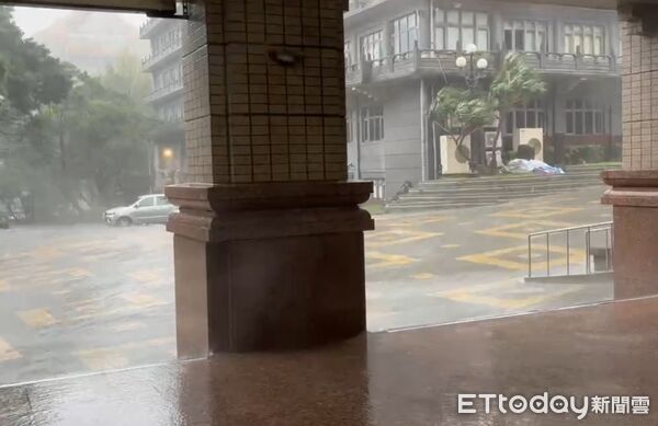 ▲▼文大因颱風與東北季風共伴效應，導致十餘名學生被強風吹倒受傷，甚至有學生由救護車送醫。（圖／讀者提供）