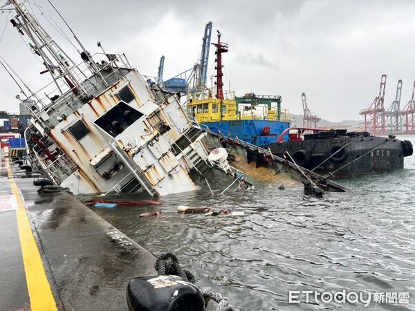 ▲▼      基隆港東15號碼頭的「宏略8號」       。（圖／記者郭世賢翻攝）