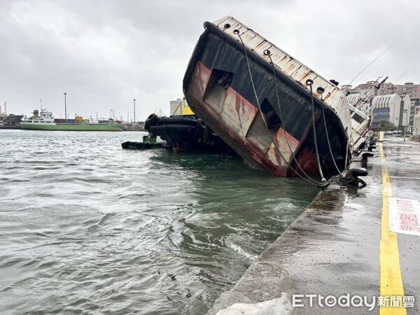 ▲▼      基隆港東15號碼頭的「宏略8號」       。（圖／記者郭世賢翻攝）