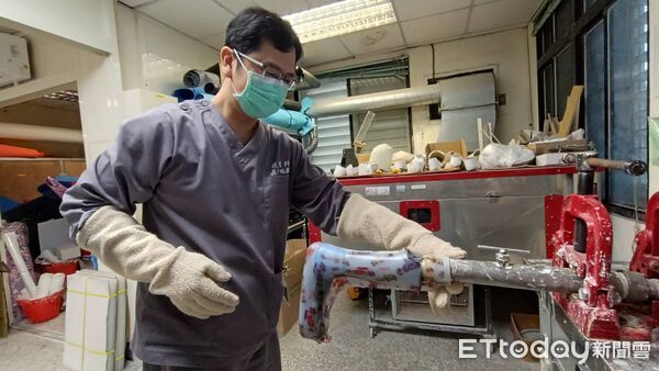 ▲▼門諾醫院義肢矯具團隊親自到家中為恩恩取模。（圖／門諾醫院提供，下同）