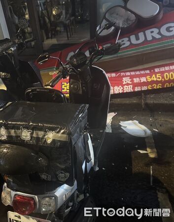 ▲受風神颱風外圍環流影響，北市文山區某早餐店招牌吹落砸到3輛機車。（圖／記者張君豪翻攝）