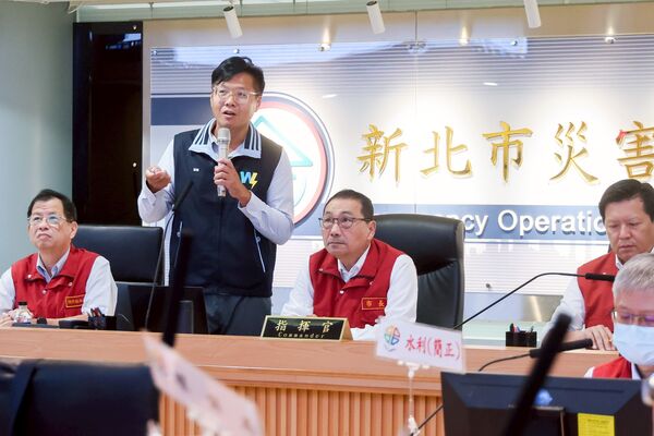 ▲▼新北市長侯友宜21日早到災害應變中心聽取防災工作整備情形。（圖／新北市府提供）
