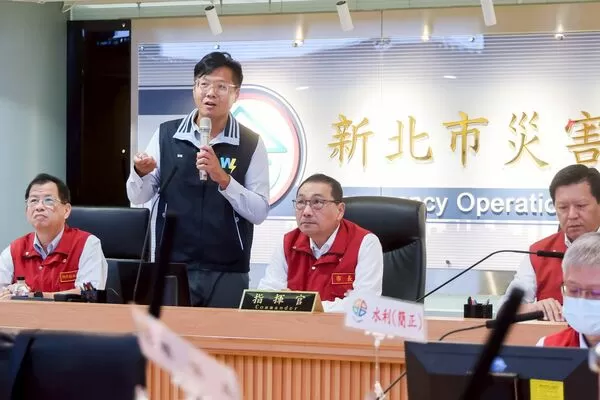 ▲新北市長侯友宜21日早到災害應變中心聽取防災工作整備情形。（圖／新北市府提供）