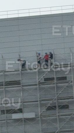 ▲▼殯儀館前大玩命！4工人站9樓高鷹架作業　身上0防護畫面曝。（圖／民眾提供）