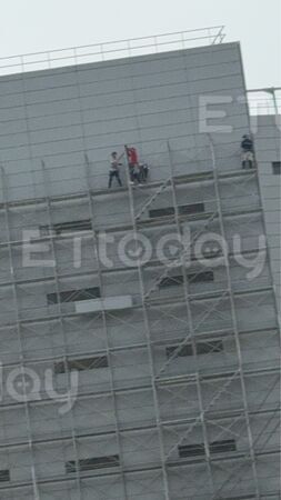 ▲▼殯儀館前大玩命！4工人站9樓高鷹架作業　身上0防護畫面曝。（圖／民眾提供）