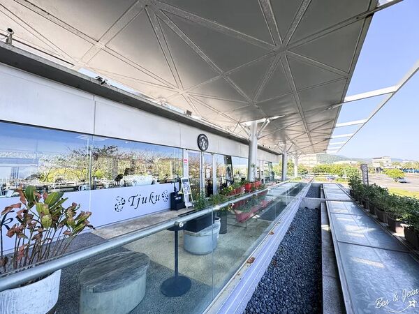 ▲▼蘭博烏石港驛站海景咖啡廳「啾咕咖啡烏石港店」！品嚐每日限定千層蛋糕，順道賞鯨去。（圖／部落客紫色微笑提供）