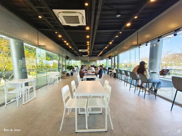 ▲▼蘭博烏石港驛站海景咖啡廳「啾咕咖啡烏石港店」！品嚐每日限定千層蛋糕，順道賞鯨去。（圖／部落客紫色微笑提供）