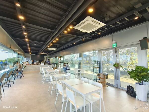 ▲▼蘭博烏石港驛站海景咖啡廳「啾咕咖啡烏石港店」！品嚐每日限定千層蛋糕，順道賞鯨去。（圖／部落客紫色微笑提供）