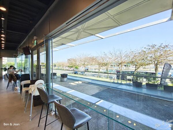 ▲▼蘭博烏石港驛站海景咖啡廳「啾咕咖啡烏石港店」！品嚐每日限定千層蛋糕，順道賞鯨去。（圖／部落客紫色微笑提供）