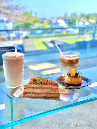 ▲▼蘭博烏石港驛站海景咖啡廳「啾咕咖啡烏石港店」！品嚐每日限定千層蛋糕，順道賞鯨去。（圖／部落客紫色微笑提供）