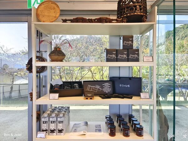 ▲▼蘭博烏石港驛站海景咖啡廳「啾咕咖啡烏石港店」！品嚐每日限定千層蛋糕，順道賞鯨去。（圖／部落客紫色微笑提供）