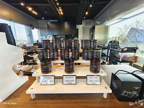 ▲▼蘭博烏石港驛站海景咖啡廳「啾咕咖啡烏石港店」！品嚐每日限定千層蛋糕，順道賞鯨去。（圖／部落客紫色微笑提供）