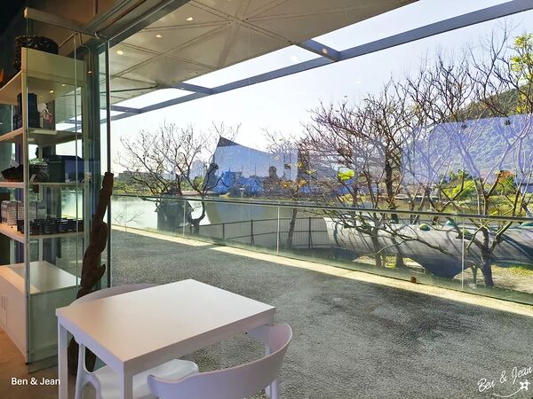 ▲▼蘭博烏石港驛站海景咖啡廳「啾咕咖啡烏石港店」！品嚐每日限定千層蛋糕，順道賞鯨去。（圖／部落客紫色微笑提供）