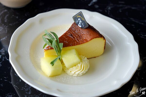 ▲▼蘭博烏石港驛站海景咖啡廳「啾咕咖啡烏石港店」！品嚐每日限定千層蛋糕，順道賞鯨去。（圖／部落客紫色微笑提供）