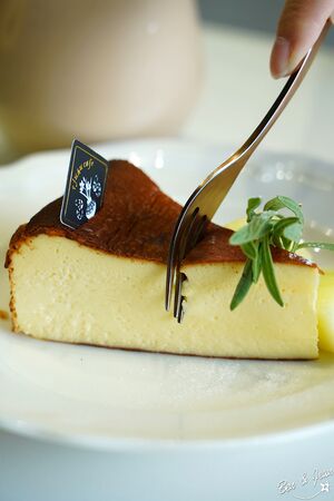 ▲▼蘭博烏石港驛站海景咖啡廳「啾咕咖啡烏石港店」！品嚐每日限定千層蛋糕，順道賞鯨去。（圖／部落客紫色微笑提供）