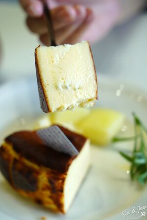 ▲▼蘭博烏石港驛站海景咖啡廳「啾咕咖啡烏石港店」！品嚐每日限定千層蛋糕，順道賞鯨去。（圖／部落客紫色微笑提供）