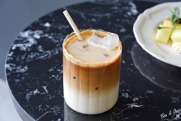 ▲▼蘭博烏石港驛站海景咖啡廳「啾咕咖啡烏石港店」！品嚐每日限定千層蛋糕，順道賞鯨去。（圖／部落客紫色微笑提供）