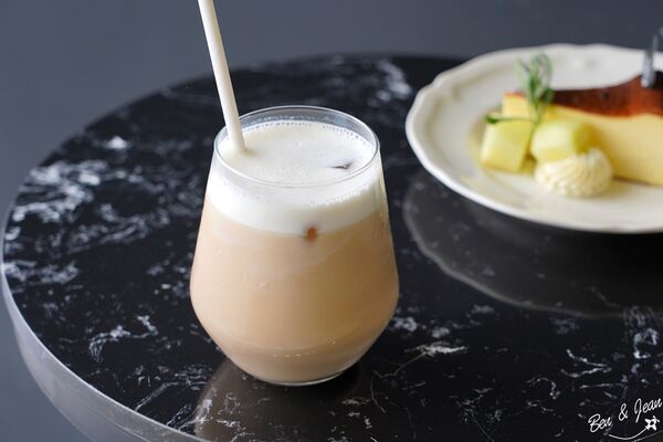 ▲▼蘭博烏石港驛站海景咖啡廳「啾咕咖啡烏石港店」！品嚐每日限定千層蛋糕，順道賞鯨去。（圖／部落客紫色微笑提供）