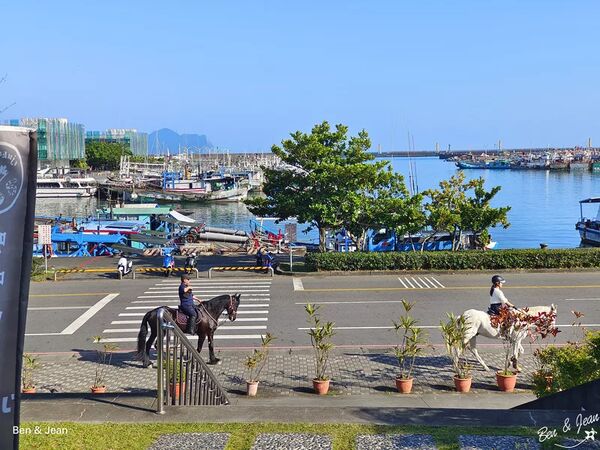 ▲▼蘭博烏石港驛站海景咖啡廳「啾咕咖啡烏石港店」！品嚐每日限定千層蛋糕，順道賞鯨去。（圖／部落客紫色微笑提供）