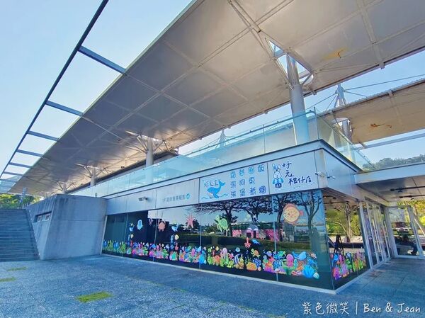 ▲▼蘭博烏石港驛站海景咖啡廳「啾咕咖啡烏石港店」！品嚐每日限定千層蛋糕，順道賞鯨去。（圖／部落客紫色微笑提供）