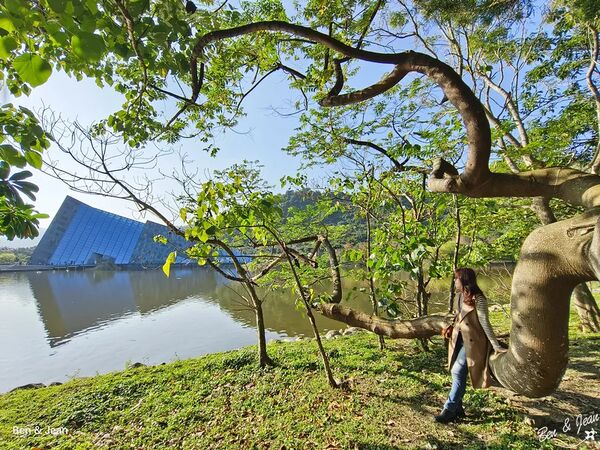 ▲▼蘭博烏石港驛站海景咖啡廳「啾咕咖啡烏石港店」！品嚐每日限定千層蛋糕，順道賞鯨去。（圖／部落客紫色微笑提供）