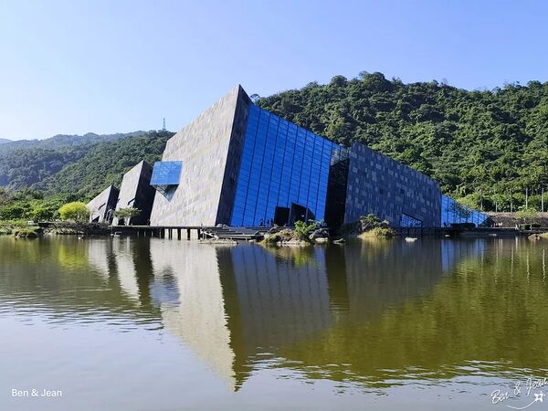 ▲▼蘭博烏石港驛站海景咖啡廳「啾咕咖啡烏石港店」！品嚐每日限定千層蛋糕，順道賞鯨去。（圖／部落客紫色微笑提供）