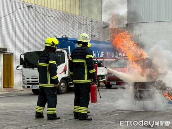 ▲大成長城企業義消隊成軍典禮，現場進行授旗及頒贈感謝狀。（記者林東良翻攝，下同）