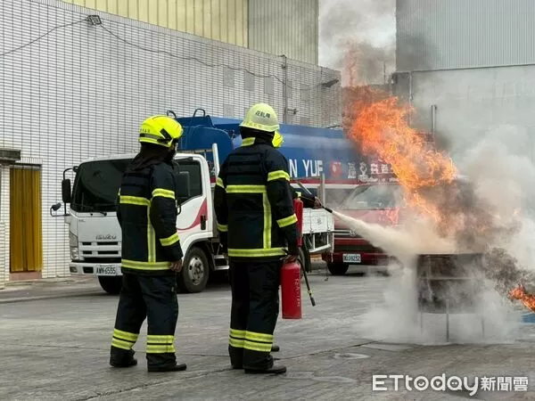 ▲大成長城企業義消隊成軍典禮，現場進行授旗及頒贈感謝狀。（記者林東良翻攝，下同）