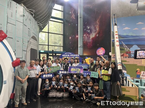 ▲南瀛天文館推出《星軌任務出發－福衛八號特展》，民眾可透過互動體驗了解台灣自主衛星任務（記者林東良翻攝，下同）