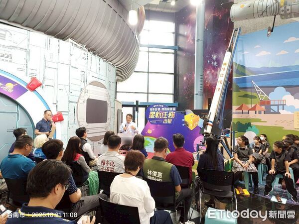 ▲南瀛天文館推出《星軌任務出發－福衛八號特展》，民眾可透過互動體驗了解台灣自主衛星任務（記者林東良翻攝，下同）